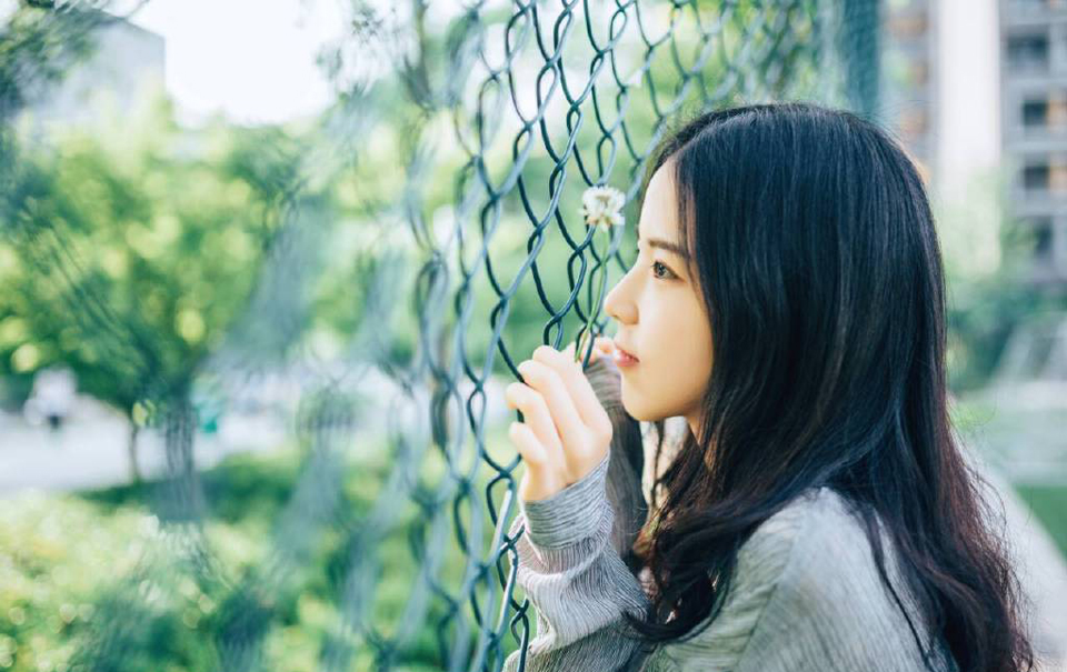 命运如同手中的掌纹，无论多曲折，终掌握在自己手中。